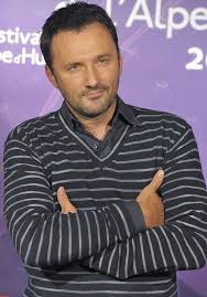 Aujourd'hui à la recherche de la bienveillance, frédéric lopez s'est confié sur son enfance difficile et sa relation avec son père. Frederic Lopez A 53 Ans Rencontrez Son Fils Victor Qui Veut Mener Sa Propre Vie