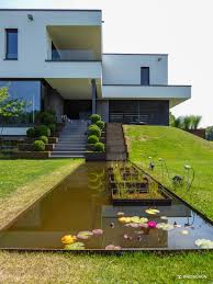Minimalistische Gartengestaltung Am Hang Mit Wasserbecken Aus Cortenstahl Und Fe In 2020 Home Garden Design House Styles House Design