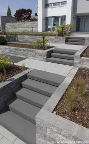 Zu beginn muss man sich die anzahl der stufen. Nachhaltigkeitsbericht Rinn Moderne Gartenentwurfe Abschussiger Garten Vorgarten Terrasse