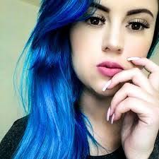 Elisa Vick's Instagram, Twitter & Facebook