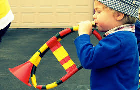 Instrumentos hechos con materiales reciclados para niños