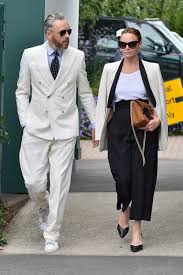 Stella Mccartney And Her Husband Do His And Hers Suits At Wimbledon Fashion Stylish Couple Fashion Couple