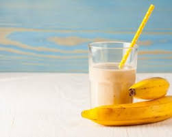 Recette De Milkshake A La Banane Tout Simple Recette Recette Milk Shake Banane Recettes De Smoothie Sains