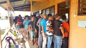 Selain menurunkan umur warganegara layak mengundi daripada 21 tahun kepada 18 tahun, pindaan itu turut mencadangkan penurunan umur mengikut rekod, jumlah pengundi pada pru15 dijangka menjangkau lebih 22 juta orang, berbanding 14.9 juta pengundi pada pru14 pada 2018. Proses Undian Luar Bandar Lancar Utusan Borneo Online