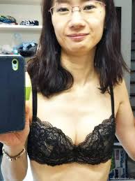 眼鏡をかけた素人熟女の自撮りエロ画像 | オナカツ☆