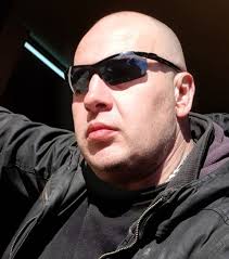 Zbog mnogobrojnih zahteva fanova koji se žale da ga odavno nije bilo i  traže ga, evo jedne nove ekskluzivne Bizine fotografije uz pozdrav za sve  vere i nacije! Još uvek se ne