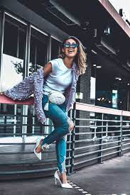 How To Pose For Instagram Street Style Photos Video Frank Vinyl Fashion Blogger Fashion Blogger Poses Street Fashion Photography Blogger Poses