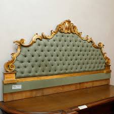 Scegli il relax con letti imbottiti dal tessuto imbottito copre la struttura letto e aggiunge morbidezza in camera da letto. Testata Da Letto In Legno Dorato Con Imbottitura Capitonne Mobili Sisi Antiquariato