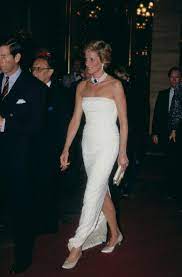 Von dort aus wurde der sarg zunächst auf einer lafette den hyde park entlang zum st james's palace gebracht, wo sich unter anderem dianas familie dem trauerzug anschloss. Prinzessin Diana In 10 Legendaren Looks Von Catherine Walker Die Modegeschichte Geschrieben Haben Vogue Germany