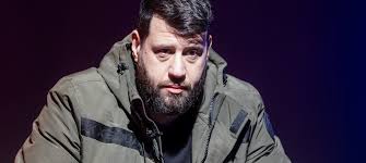 Róbert puzsér is a hungarian publicist, anchorman, editor, and social critic. Velvet Gumicukor Puzser Robert Durvan Kritizalta A Hazasodna A Gazda Cimu Musort