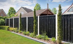 zwarte tuinschermen hout betonsysteem schutting tuin tuin houten schuttingen