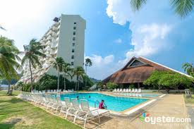 Bu dairede 2 yatak odası, 1 banyo odası ve mutfak mevcuttur. The Regency Tanjung Tuan Beach Resort The Pool At The Regency Tanjung Tuan Beach Resort Oyster Com Hotel Photos