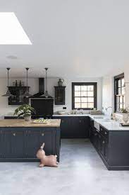 Get started with ideas from our favorite colorful kitchens, featuring shades of blue, green, red, yellow, and more, as well as cozy neutrals and crisp whites. Painted Kitchens Kitchen Colour Ideas Haus Kuchen Kuchen Design Kuchen Mobel