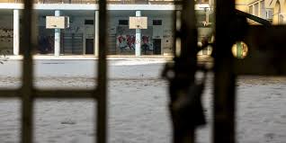 Μόνο στους μαθητές δεν έχει φέρει προβλήματα το πυκνό χιόνι που πέφτει σε όλη τη χώρα, καθώς τα σχολεία είναι κλειστά και εκείνοι απολαμβάνουν χειμερινές διακοπές. Kakokairia Mhdeia Se Poies Perioxes 8a Einai Kleista Ta Sxoleia Th Deytera Ellada Iefimerida Gr