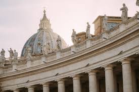 Provides an overview of the vatican, including key events and facts about the world's smallest independent state. Tour Do Vaticano Funny Guide In Rome