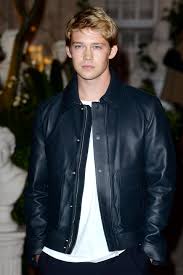 Joe alywn is giving us a sneak peek into his life in quarantine with girlfriend taylor swift. Joe Alwyn Is The New Face Of Prada Vanity Fair