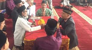 Pernikahan mereka berlangsung sederhana di hadapan kepala kantor urusan agama kecamatan. Ustadz Abdul Somad Jadi Saksi Nikah Sahabatnya Di Bireun
