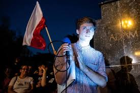 Jego zachowanie spotkało się z dużą falą krytyki. Wybory 2019 Franciszek Sterczewski Marze O Wspolnym Pieczeniu Pizzy Przed Sejmem Plus Gloswielkopolski Pl