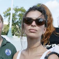 Emily Ratajkowski y Amy Schumer fueron detenidas en una manifestación en  Washington D.C