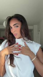 Gros plan sur le collier de David Yurman