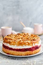 Bienenstich Rezept Mit Zwetschgen Und Sahne Mein Naschgluck Rezept Bienenstich Rezept Kuchen Und Torten Bienenstich