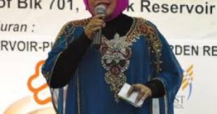 Berdiri bulu romaku, merinding kulit tubuhku, pandainya dia ber pujangga, cinta, khusus buatku, katanya sepanas matahari. Lirik Lagu Hetty Koes Endang Berdiri Bulu Romaku Liriklagu Id