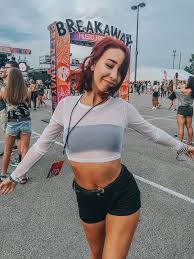 Short hair is so simple, so chic. Music Festival Outfit Lindsay Adkinson Discovered By Lindsay Adkinson