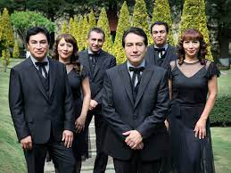 Los ángeles azules are a mexican musical group playing the cumbia sonidera genre, which is a cumbia subgenre using the accordion and synthesizers. La Banda Mas Importante De Iztapalapa Los Angeles Azules