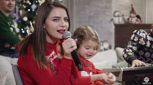 Este o manifestare înscrisa în programul de promovare a zonei „crăciun în bucovina, la care participa ansambluri şi grupuri de urători din judeţ, din ţară, dar şi din republica. Laura Erhan Bucovina Express Colinde It S Christmas Time 2019 Nou Live Youtube