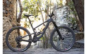 Another flip chip lets you adjust the chainstay length by 10mm fore/aft to provide another level of custom fit depending on rider preference for the. Santa Cruz Lautet Das Mega Ein Ride Magazin