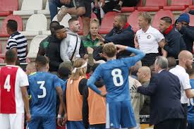 Kuijt was van 2004 tot en met 2014 international in het nederlands voetbalelftal. Dirk Kuyt And Johnny Heitinga Caught Up In Fan Violence As Dutch Ultras Fight In Under 19 Clash Between Ajax And Feyenoord The Great Celebrity