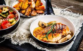 Im ofen gegartes hähnchen ist außen knusprig, innen super zart und richtig lecker. Hahnchenbrust Mit Ofengemuse Rezept Kuchenfinder