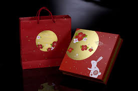 國賓 花月珍饌 小六入裝禮盒利用花 月 兔的組合 帶出整體豐富並典雅的設計感 並且利用紅色金色的搭配 創造中秋熱鬧喜氣的感覺 值得一提的是以日式插畫帶出日式優雅的風情 同時每一個內袋上選以秋日相關圖騰 讓整體呈現 christmas ornaments novelty
