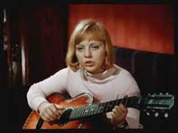 Ее дебютная большая роль в кино в «большой перемене» стала ее визитной карточкой и во многом определила дальнейшую судьбу. My Vybiraem Pesnya Iz Kinofilma Bolshaya Peremena Youtube