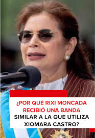 Fue la misma Xiomara Castro quien colocó la llamativa banda a la ministra  de Defensa y precandidata de Libre. #NoticiasHonduras