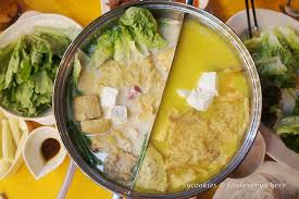 Since there are only 2 of us during the dinner, we ordered this hometown steamboat 好家乡火锅世家's classic seafood set for 2 person. Hometown Steamboat Ss14