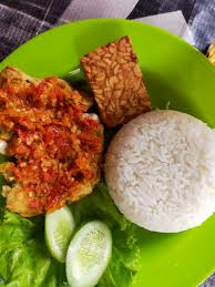 Tambahkan 2 sdm minyak goreng bekas menggoreng ayam tadi. Ayam Geprek The Mezt Home Facebook