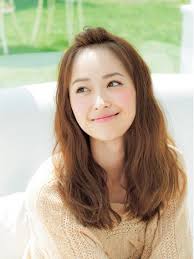 ポンパドールは 伸ばしかけ前髪アレンジの定番 男女問わず 高感度の高いヘアスタイルです 女性 前髪 ヘアスタイル ロング ロングヘア