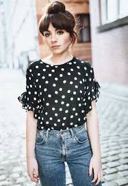 Camisa De Poa Feminina Como Usar We Poas 35 Looks Com A Estampa Favorita Do Momento Moda Looks Blusas Femininas