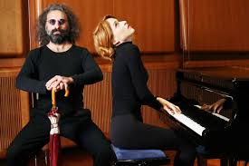 Stefano bollani ha sposato la cantante petra magoni, attualmente la ex moglie da cui ha avuto due figli di nome frida e leone. Via Dei Matti Numero 0 Su Rai 3 Il Nuovo Programma Di Stefano Bollani E Valentina Cenni