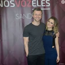 A cantora sandy e seu marido, o músico lucas lima, gravaram sua versão do sucesso de charlie brown jr, lugar ao sol. Lucas Lima E Sandy Sao Pais Do Pequeno Theo De 4 Anos Purepeople