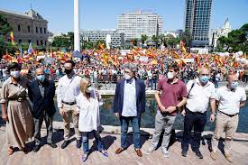 Se defiende con todas las consecuencias. La Derecha Vuelve A Coincidir En Colon Esta Vez Sin Foto Por Los Indultos A Los Presos Independentistas Politica Cadena Ser