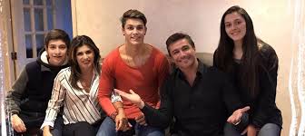 El cambio hizo que se viera 15 años más joven, antes parecía un viejito, se le notaban mucho las canas, señaló su estilista en su red social. Fernando Solabarrieta Revelo El Complejo Momento Que Vivio Con Su Hija Maite M360 Cl