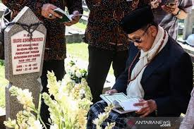 Kisah mistis penggali kubur yang menemukan sesuatu benda di dalam kubur. Foto Yang Hilang Cerita Penggali Kubur Bj Habibie