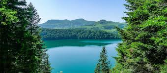Concernant l'enneigement dans le massif de sancy, le taux est important durant la période hivernale. Auvergne Nature Art Et Gastronomie Dans Le Massif Du Sancy