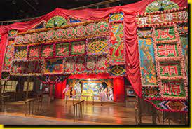 香港文化博物館（英語： hong kong heritage museum ）位於香港 新界 沙田市中心，是由康樂及文化事務署管理的一所綜合性博物館，內容涵蓋歷史、藝術和文化等範疇。 博物館耗資超過8億港元興建，2000年12月17日正式對外開放。館內設有12個展覽場館，陳列面積達7,500平方米，為香港最大型的博物館。 é¦™æ¸¯æ–‡åŒ–åšç‰©é¤¨ ç²µåŠ‡æ–‡ç‰©é¤¨