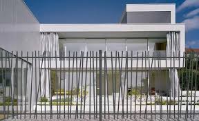 Schrag Neues Designorientiertes Zaunsystem Von Betafence Vorgarten Zaun Balkon Gelander Design Hauswand