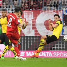 Bvb borussia! eigentlich ein süßlich klingend lied in den ohren von dortmundern, aber nicht, wenn die andere seite es singt, um sie mit sollte jemand im stadion nicht genau gewusst haben, wer spielt (und das kann man in der allianz arena nie ganz ausschließen), hätte der sich sicher gefragt. Live Ticker Bvb Fc Bayern Munchen Gewinnt Gegen Borussia Dortmund Am Samstag Bvb 09