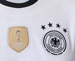 Scarica subito l'illustrazione vettoriale gruppo di calcio stemma. Maglia Germania Europei 2016 Il Ritorno Del Classico
