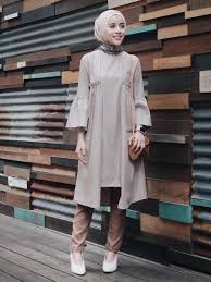 Bahan ini sangat dikenal dengan sifatnya yang licin, jatuh, serta tidak cepat kusut. 27 Model Tunik Terbaru 2020 Untuk Hijaber Agar Tampil Modis